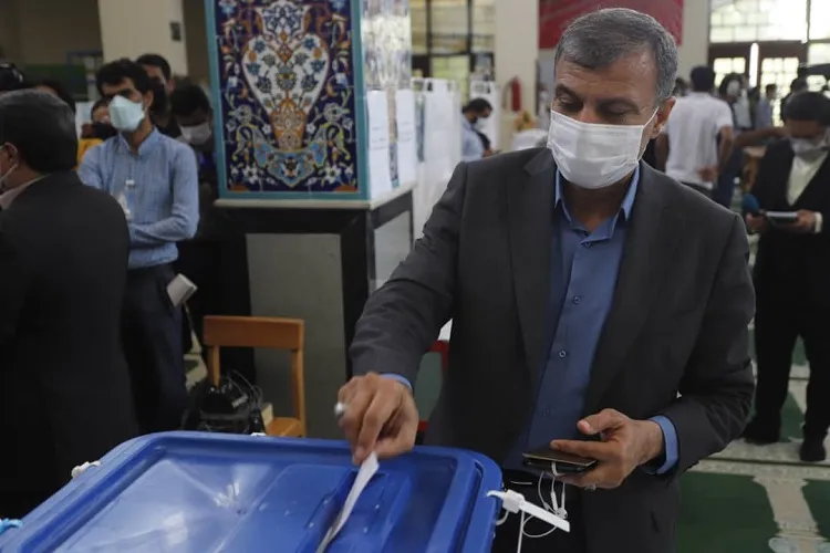 مشکلات را با مشارکت در انتخابات برطرف کنیم