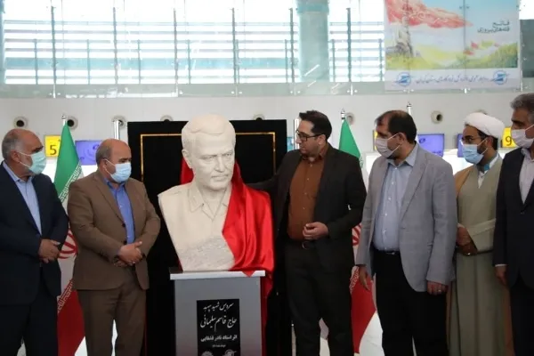 سردیس شهید سلیمانی در فرودگاه کرمان رونمایی شد