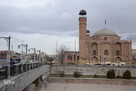 در کنار یکی از طاق‌های مسجد شاه طهماسب سنگ‌نوشته‌ای مرمرین و در بالای طاق دیگر سوره الجن نوشته شده است.
