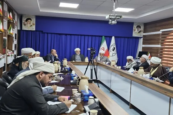 طلاب در مدارس نظام‌مند و تحت نظارت علما تربیت شوند