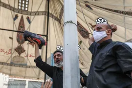 پرچم عزا بر فراز حسینیه کربلایی‌های تهران