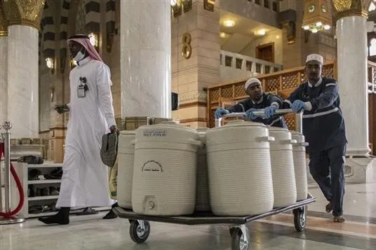 400 طن من ماء زمزم لضيوف الرحمن بالمسجد النبوي يومياً + فیدیو