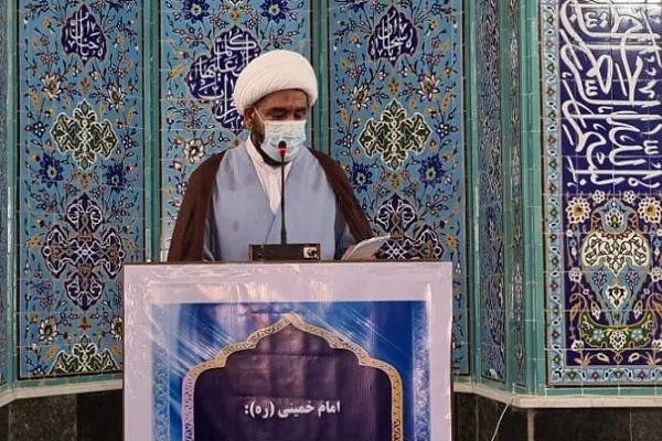 دشمن به دنبال فاصله انداختن میان امت و ولایت است