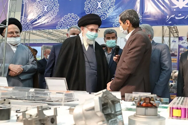 د اسلامی انقلاب سترلارښود تردرو ساعتونوپورې د صنعتي توانمنیو له نندارتونه کتنه وکړه