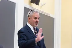 پرینسٹن یونیورسٹی استاد کی گفتگو:
«نسل پرستی کی پالیسی» ٹرمپ کی شکست کی وجہ