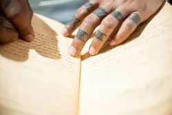 Memuliakan Buku