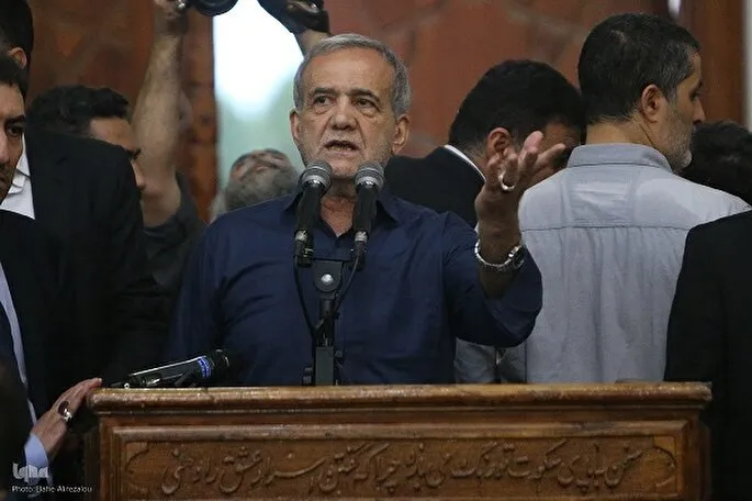 الرئيس بزشكيان: لولا حكمة قائد الثورة لما وصلنا إلى هذه المكانة