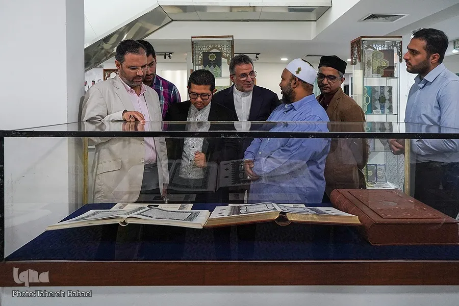 بالصور...وفد إیراني يزور معهد 