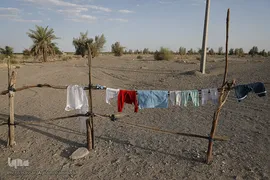 توزیع ۳۰۰بسته معیشتی اقلام ضروری مواد غذایی «هم نمک» میان خانواده های بی بضاعت و محروم روستاهای جازموریان، در جنوب کرمان