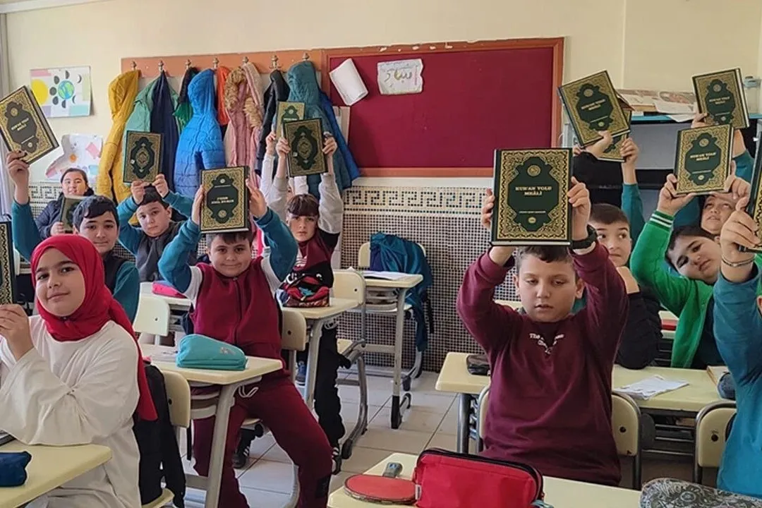 Anamur'da öğrencilere Kur'an hediye edildi