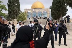 Zionistische Siedler stürmen Al-Aqsa-Moschee vor Flaggenmarsch