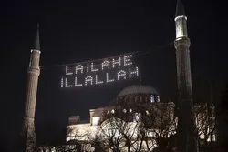 Besoderes Gebet zum Ramadan in der Hagia Sophia Moschee in Istanbul nach achtzig Jahren