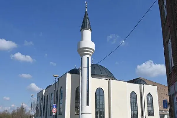 Fransa'da 7 cami ve dernek daha kapatılacak