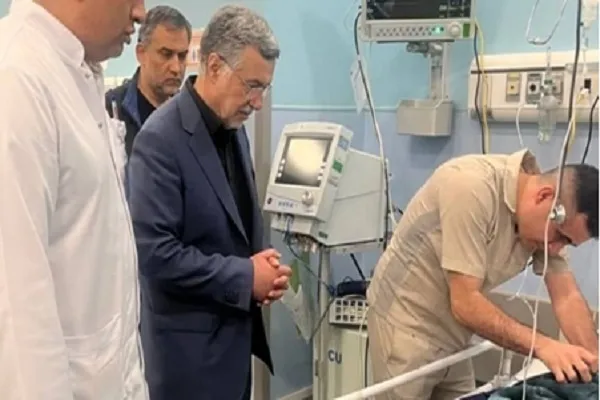 عیادت وزیر بهداشت از مجروحان حملات آمریکا و اسرائیل