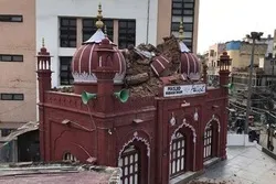Moske ng Ika-19 na Siglo sa New Delhi, India, Nasirâ ng Ulan at Kidlat