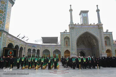 Zum Todestag von Fatima Masuma (s.a.) fegen Diener die Innenhöfe mit Besen