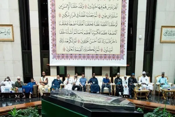 Mga Kalahok sa Saudi na Paligsahan sa Quran na Pandaigdigan Bumisita sa Medina Quran Printing Complex