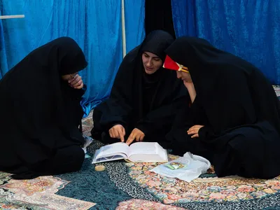 اعتکاف دانش‌آموزان دختر در مسجد سیدالشهدا(ع) خمینی‌شهر