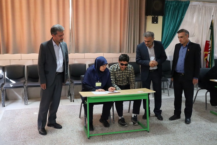 بازدید مدیرکل آموزش و پرورش فارس از امتحانات نهایی دانش آموزان نابینا، شیراز