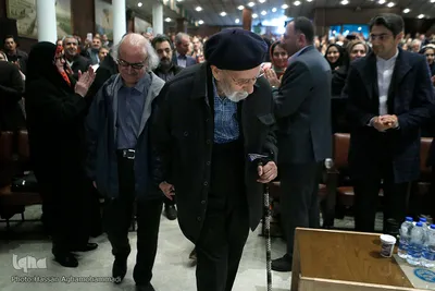 محمدعلی موحد از محمدرضا شفیعی کدکنی در مراسم بزرگداشت خودش استقبال می‌کند