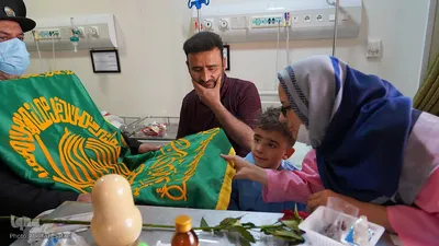 پرچم سبز حرم مطهر رضوی بر بالین مصدومان سانحه طبس