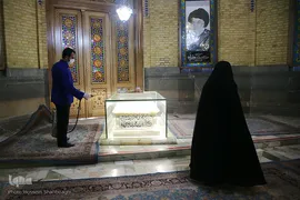 ضدعفونی کردن ضریح مطهر و رواق های حرم حضرت معصومه(س)
