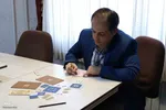 خوشنویسی که هنرش با ذره‌بین دیده می‌شود‎