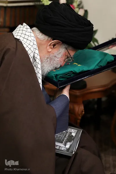 حضور مقام معظم رهبری در منزل شهید محمدحسین حدادیان
