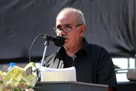پرویز پرستویی در مراسم تشییع جنازه عزت الله انتظامی
