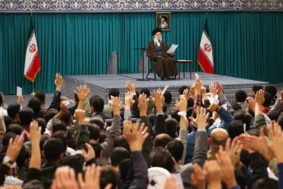 دیدار رأی اولی‌ها و خانواده‌های شهدا با مقام معظم رهبری