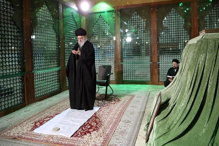 Kehadiran pemimpin Revolusi Islam di makam suci Imam Khumaini (qsz)