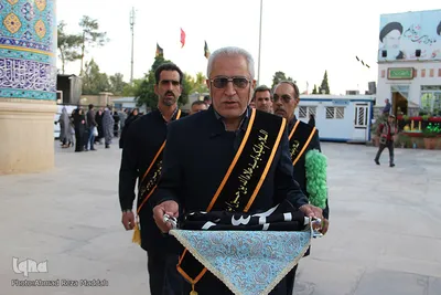 اهتزاز پرچم عزا بر فراز گنبد حرم حضرت سيدعلاءالدين حسين‌بن‌ موسي‌الكاظم(ع)
