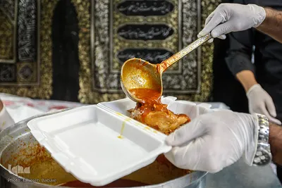 پخت و توزیع غذای نذری در روز اربعین حسینی
