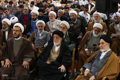 عمامه گذاری طلاب در روز میلاد امام حسین(ع)