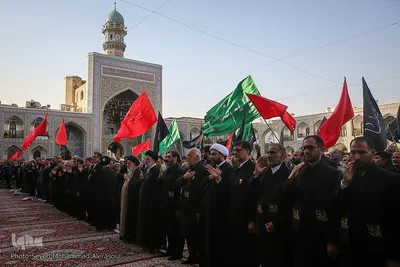 تعویض پرچم گنبد حرم مطهر رضوی در آغاز ماه محرم‎