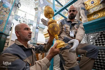 آغاز تفکیک ضریح قدیمی حرم حضرت زینب (س) توسط خادمان آستان مقدس عباسی