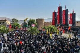خاکسپاری سردار بی‌سر مدافع حرم در جوار همرزمانش