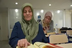 Türkiyəli yaşlı nənə qoca yaşında Quran oxumağı öyrəndi