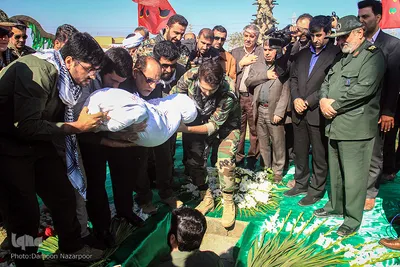 خاکسپاری پيكر شهيد گمنام دفاع مقدس در مجتمع آموزش صنعت نفت اهواز 