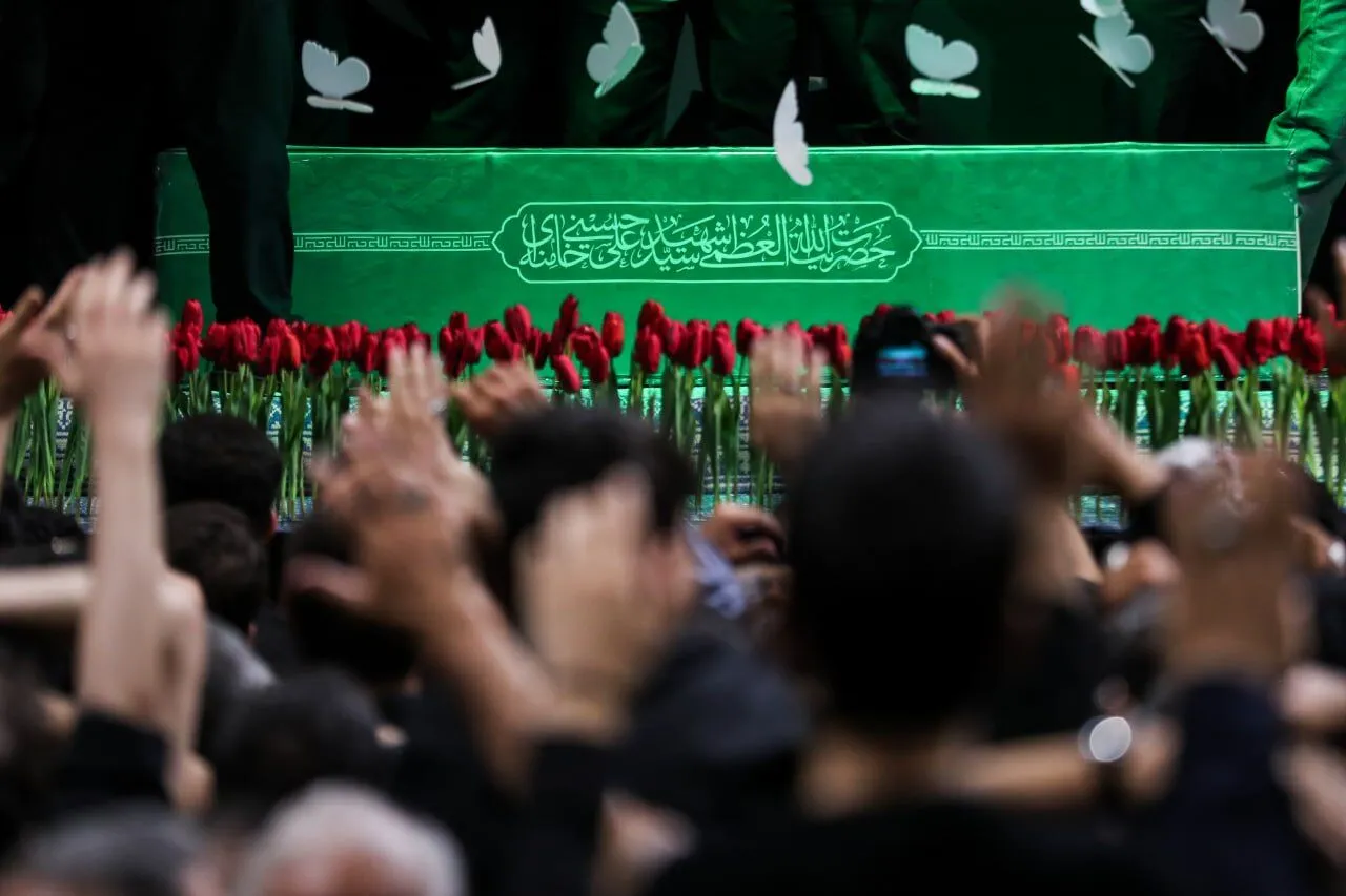 له شهید رهبر سره وداع