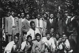 1331. مشهد، علی شریعتی همراه با دوستانش در دانشسرای عالی درمحفلی دوستانه

