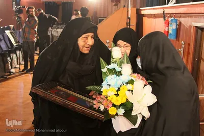 تقدیر از همسر مرحوم حجت الاسلام و المسلمین شفیعی در آیین افتتاحیه سیزدهمین جشنواره عمار 